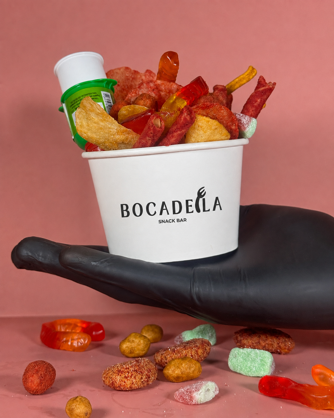Vaso de snacks Bocadella con botanas y gomitas